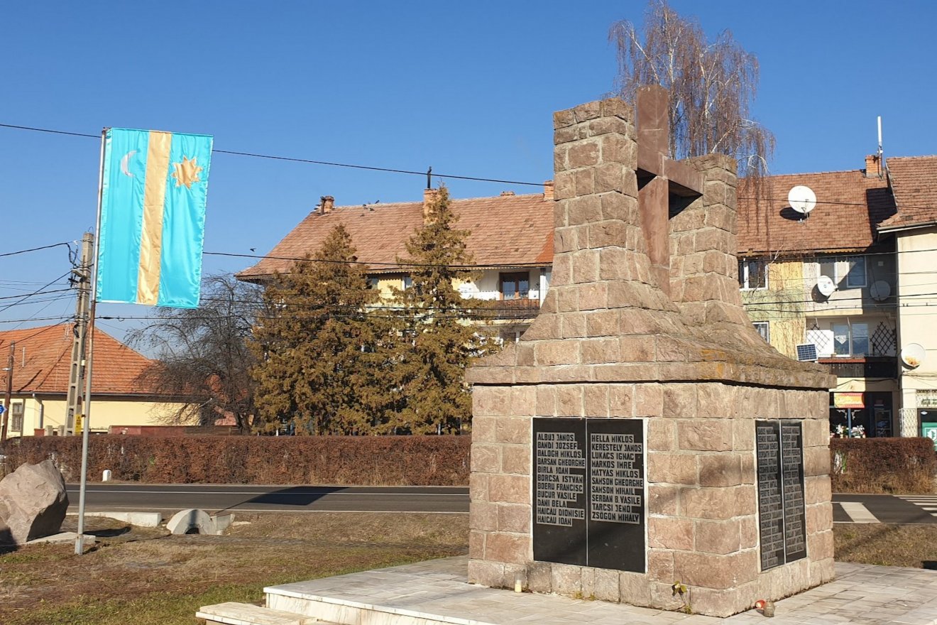 Az ozsdolai hősök emlékműve. Foroghatnak a sírjukban •  Fotó: Kocsis Károly