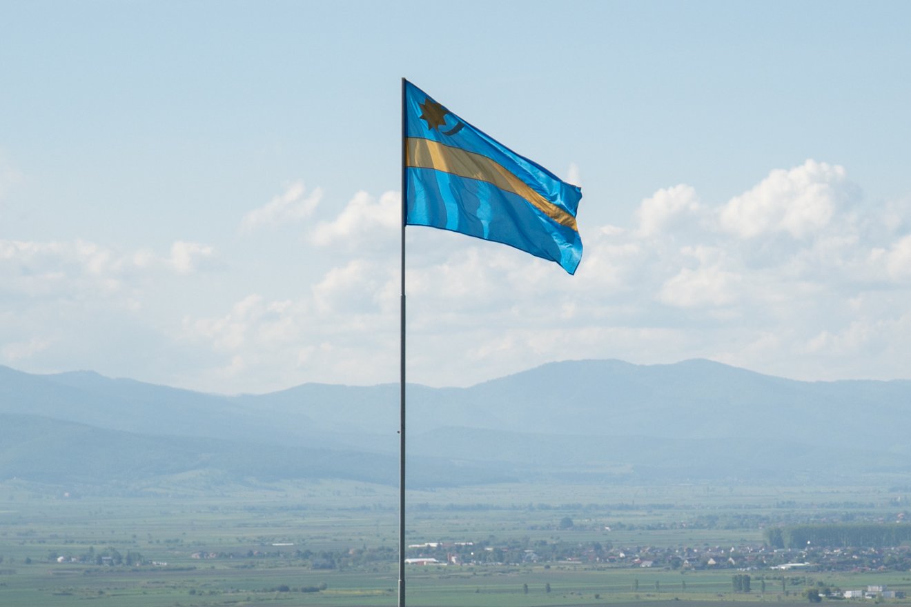 Egyre gyakrabban zavarja a román hivatalosságokat a székely zászló •  Fotó: Tuchiluș Alex