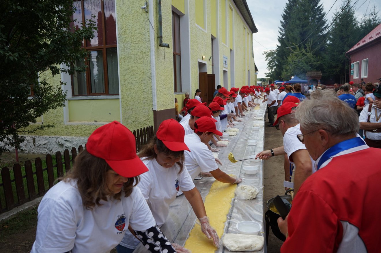 Idén is elkészítik a világrekorder puliszka „részletét”. Archív •  Fotó: Székely Hírmondó-archív