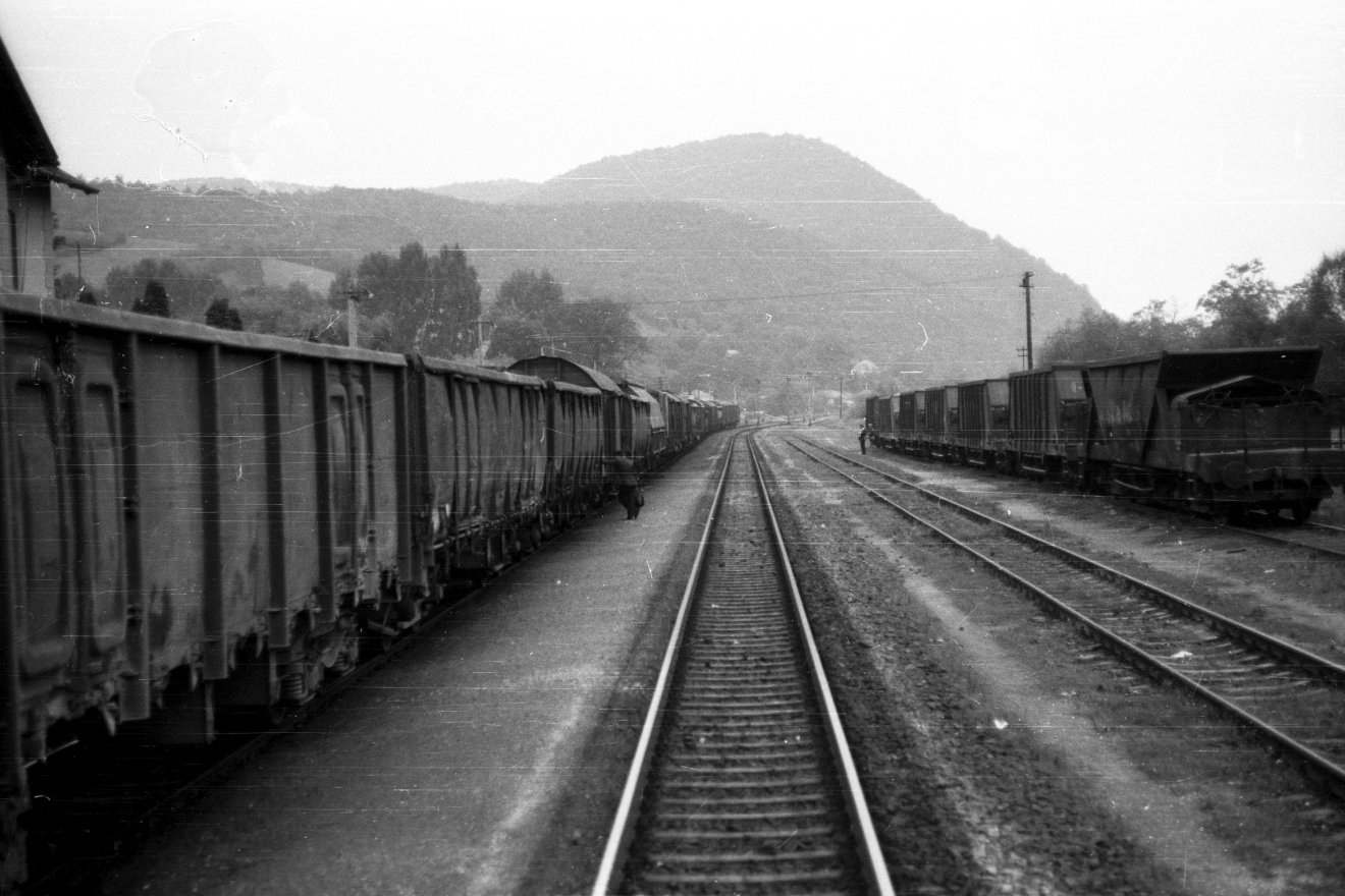 Vasútvonal Erdélyben az 1980-as évek végén. Veszélyes kivezető •  Fotó: Fortepan/tm