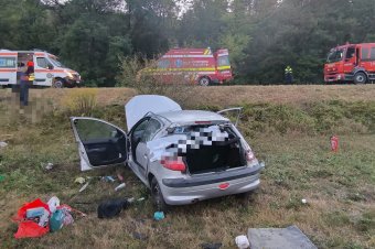 Roncsok közé szorult személyhez is riasztották a tűzoltókat