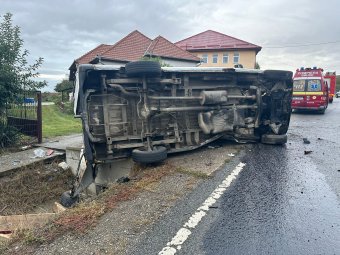Felborult haszongépjármű alá szorult egy személy