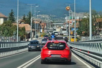 Dudálás, türelmetlenség, hosszú autósor Csíkszereda Udvarhely felőli kijáratánál