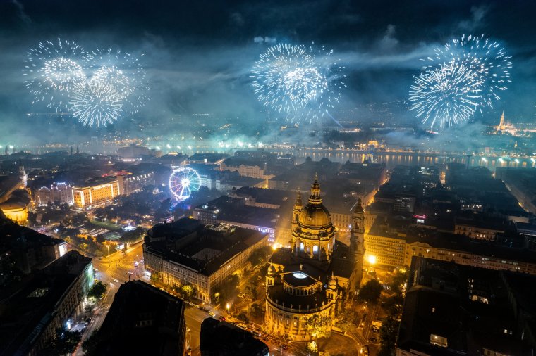 Ilyen volt az ünnepi tűzijáték és drónshow az államalapítás ünnepén Budapesten