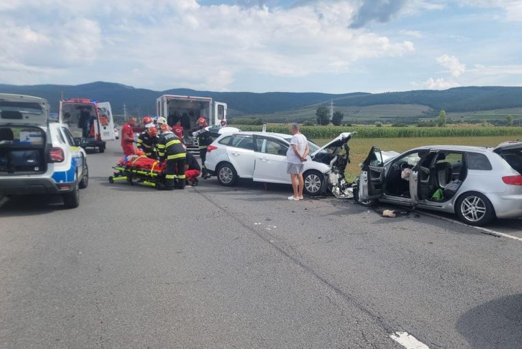 Négy autó ütközött Oltszemnél, egy gyerek súlyosan megsérült