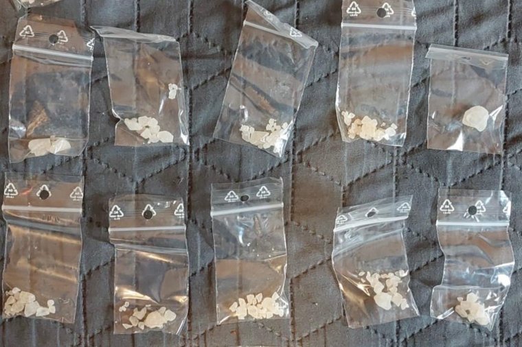 Több tasak pszichoaktív szerrel bukott le egy díler Marosvásárhelyen