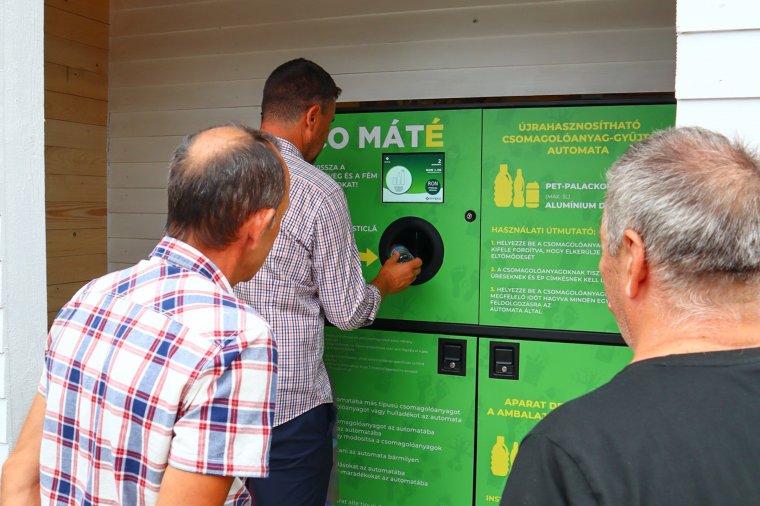 Üzembe helyezték az első visszaváltó-automatát Csíkszentkirályon