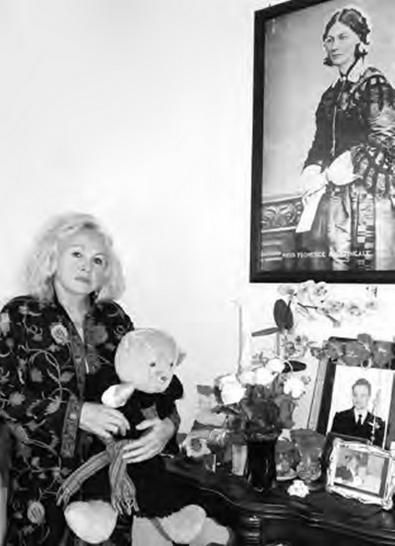 Gocz Elvira családi emlékek és a világot megjárt maci társaságában •  Fotó: Székely Kalendárium-archív