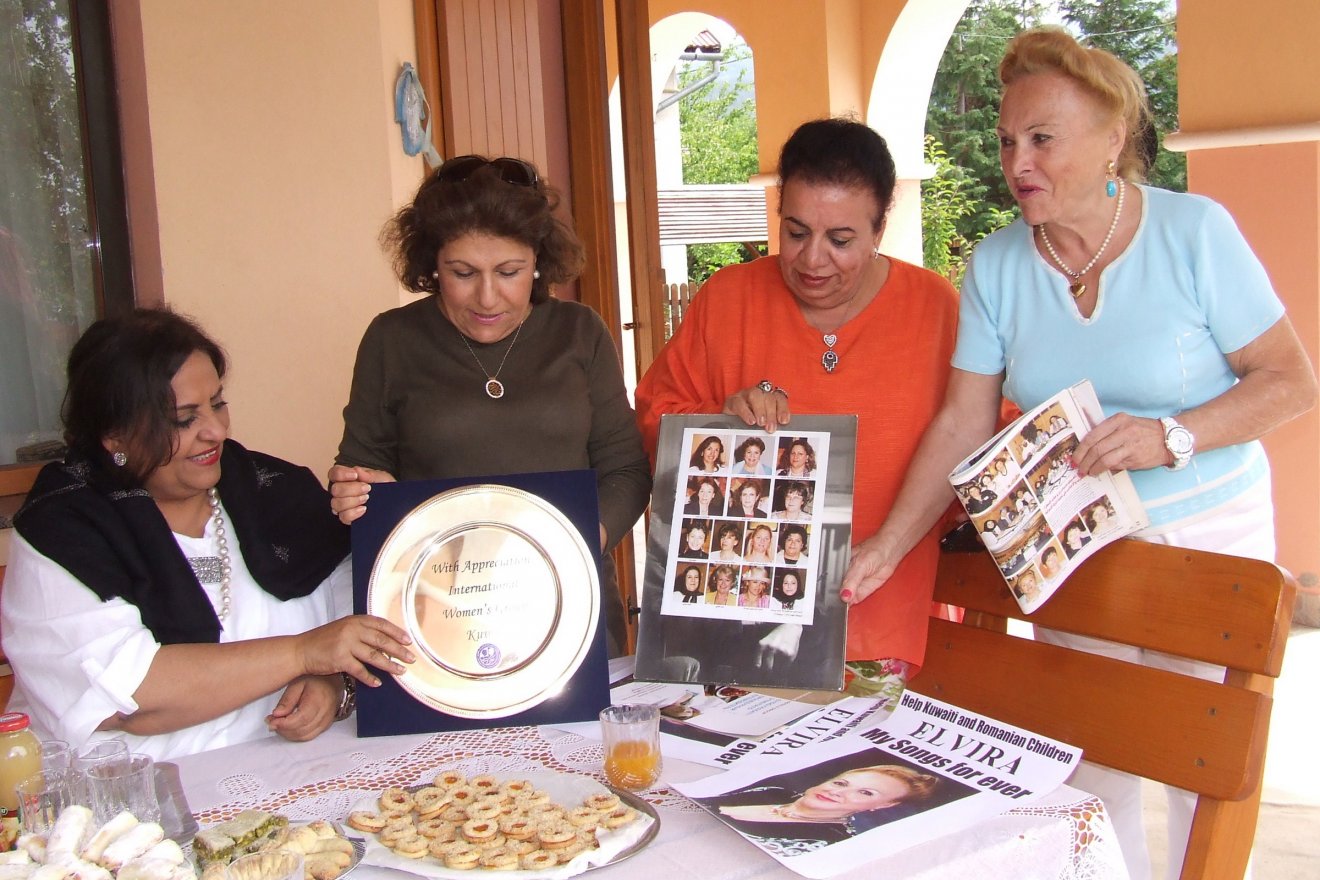 Gocz Elvira (a kép jobboldalán) kuvaiti barátnőivel, 2013-ban Kovásznán •  Fotó: Székely Hírmondó-archív
