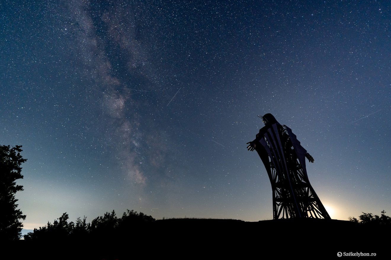 Perseida meteorraj a Jézus-kilátónál augusztusban, ekkor figyelhető meg az égbolton a legtöbb hullócsillag •  Fotó: Haáz Vince