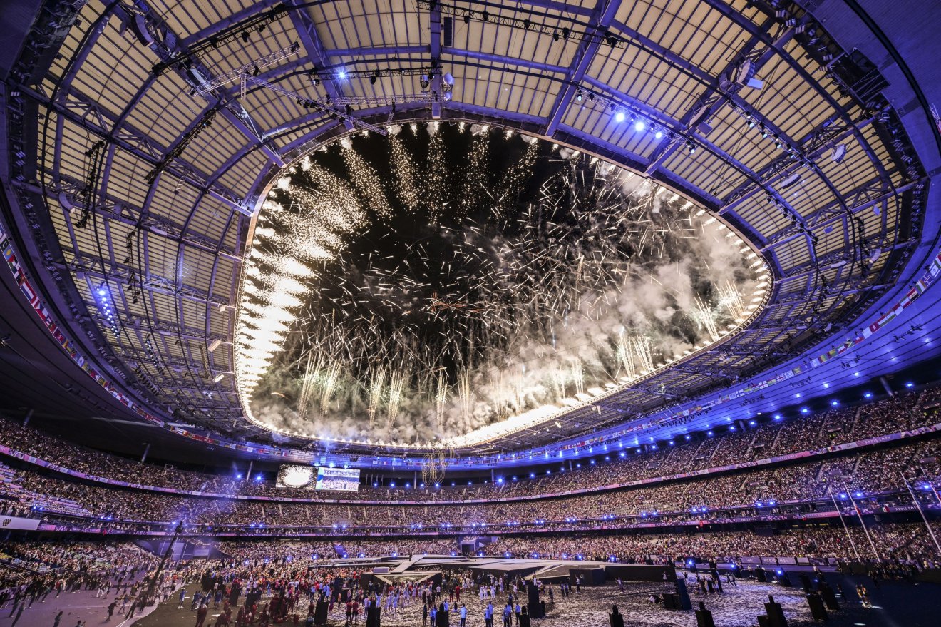 Tűzijáték a 2024-es párizsi nyári olimpia záróünnepségén a Stade de France-ban •  Fotó: Czeglédi Zsolt/MTI
