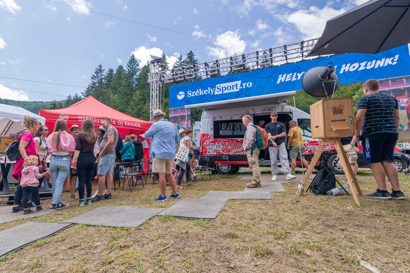 Tömeg a Duba Dumánál. Figyelem! A felvétel néhol Székely Sport reklámot is tartalmaz •  Fotó: Pinti Attila
