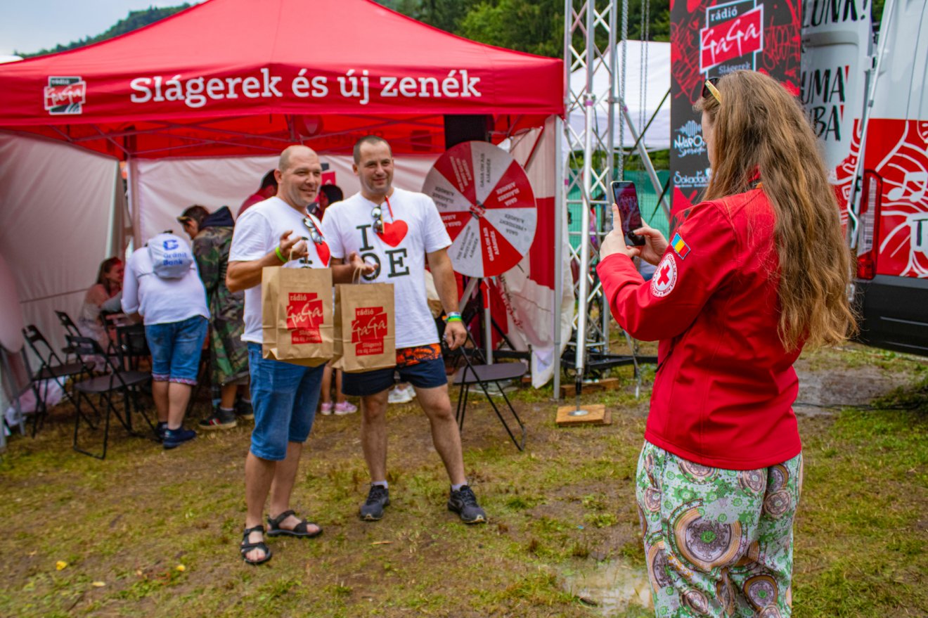 Amikor fotózzák azt a fotóst, aki boldog GaGa-nyerteseket fotóz. Úgy gondoljuk, hogy erre a koprodukcióra mindenki büszkén csettinthet •  Fotó: Rádió GaGa
