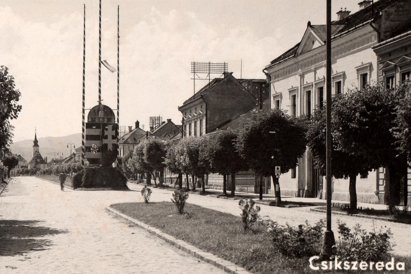 Országzászló Csíkszeredában •  Fotó: Pethő Csongor gyűjteményéből