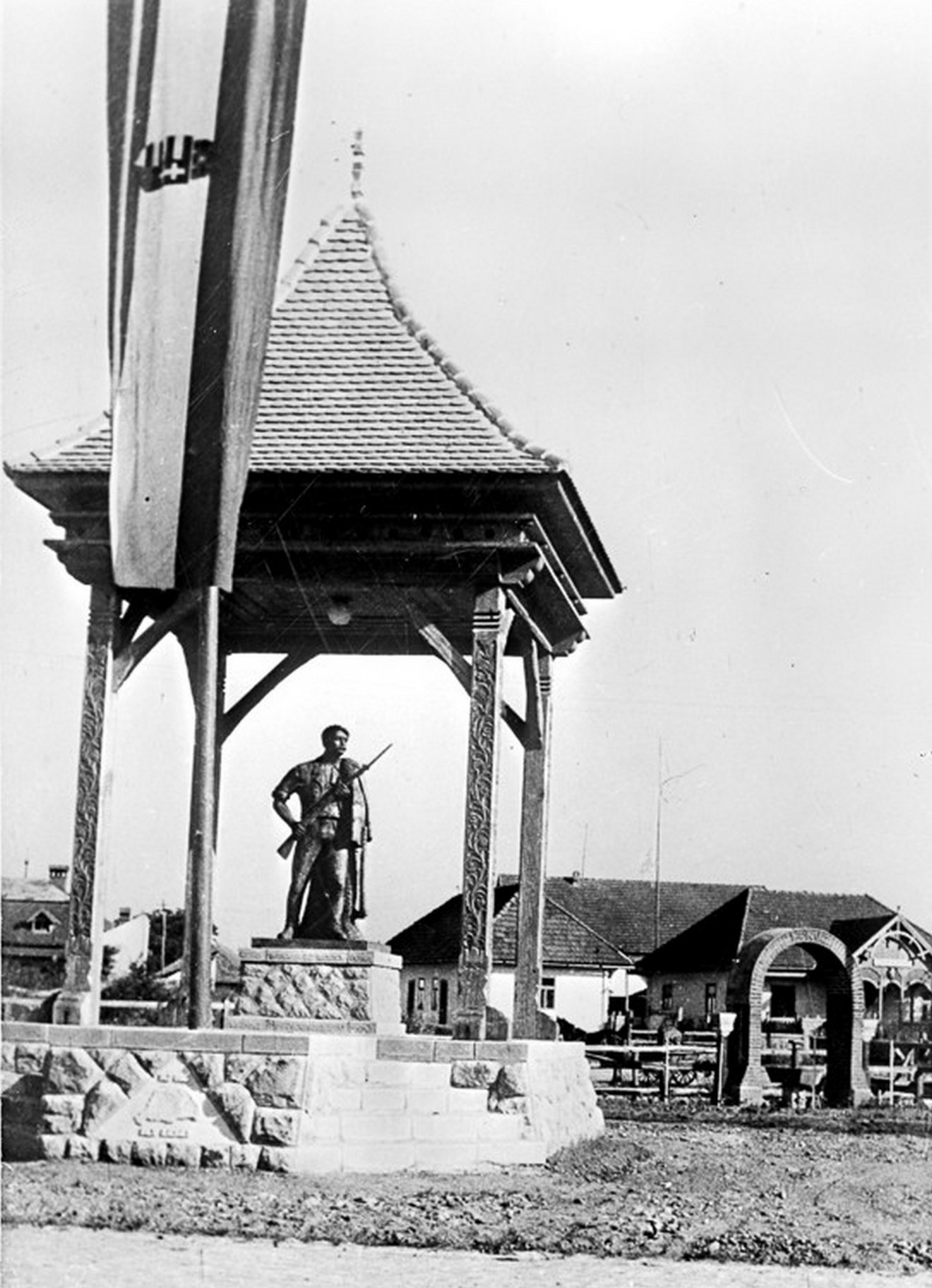Országzászló és határőremlékmű Kovásznán •  Fotó: OSZK Fényképtár/Szabó Dénes