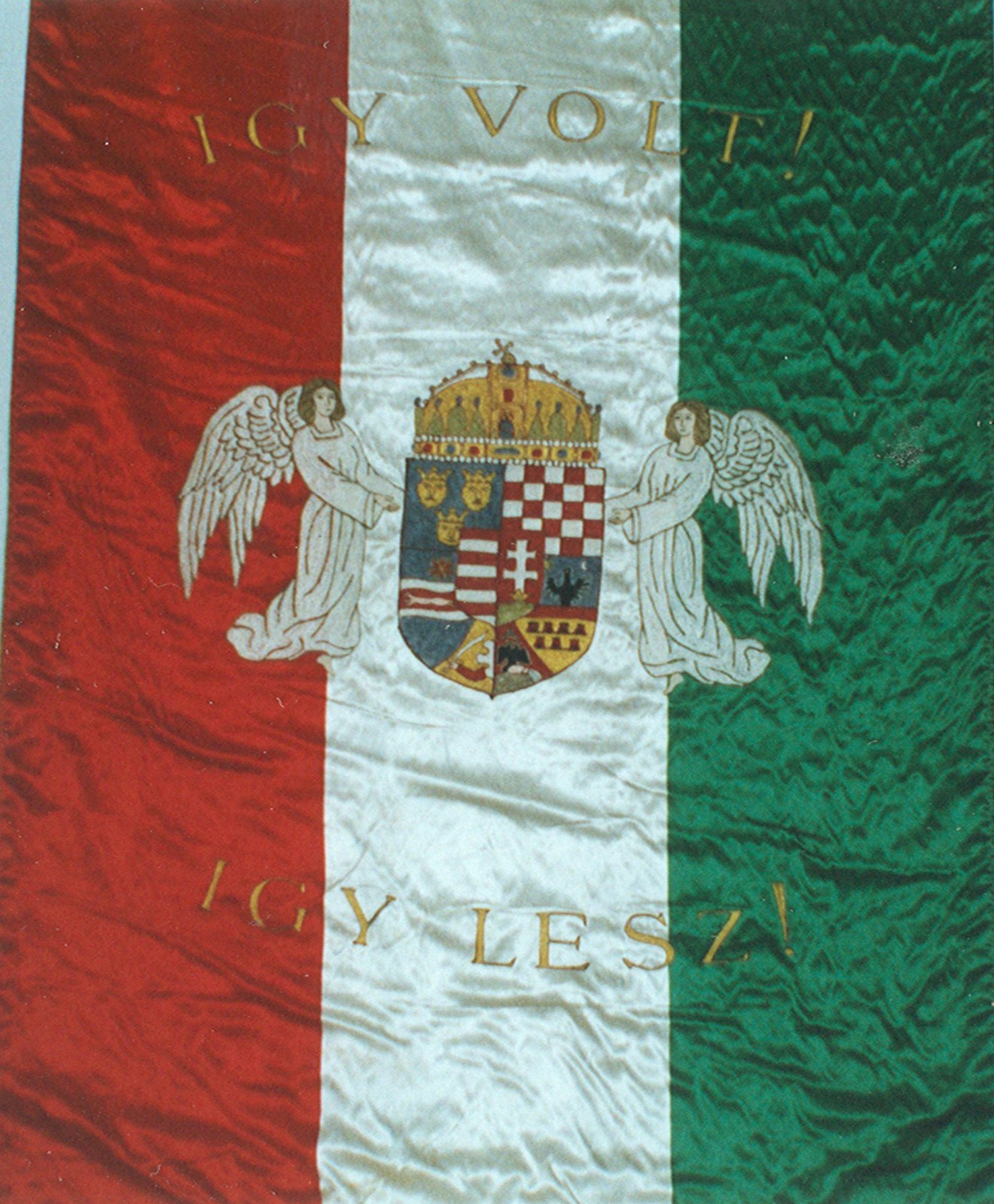 Az országzászló címerét az egyesített címerpajzsok, az ún. magyar középcímer (két oldalán angyallal vagy anélkül) képezte, amely fölé, alá az „Így volt – Így lesz” felirat került •  Fotó: József Álmos gyűjteményéből