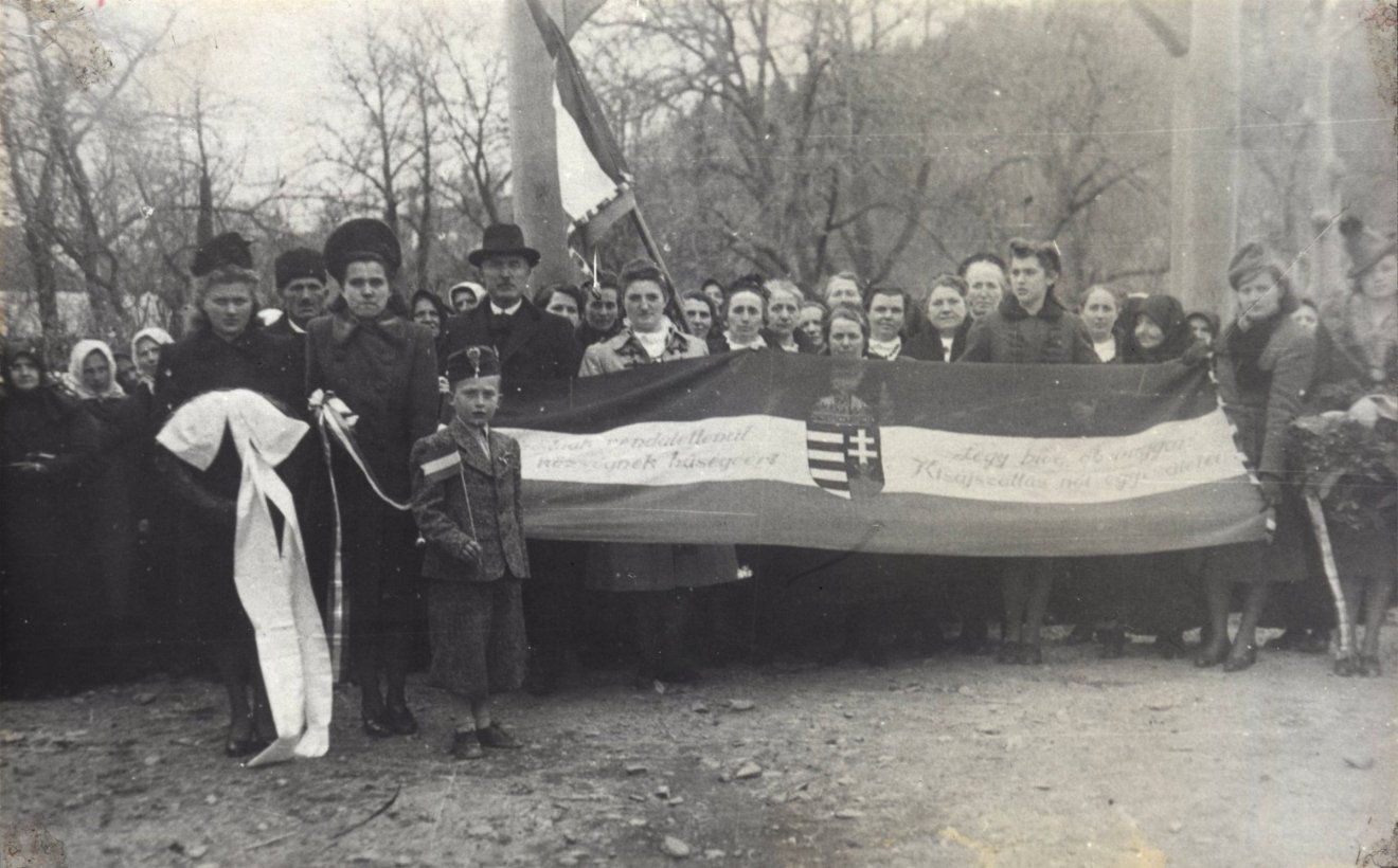 Az orbaiszéki Papolcon 1942 márciusában avattak országzászlót •  Fotó: Bede Erika gyűjteményéből