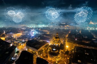 Ilyen volt az ünnepi tűzijáték és drónshow az államalapítás ünnepén Budapesten