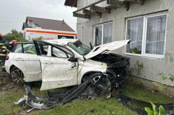 Háznak csapódott egy autó Maros megyében