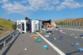 Felborult teherautó zárta le az erdélyi autópálya egy szakaszát