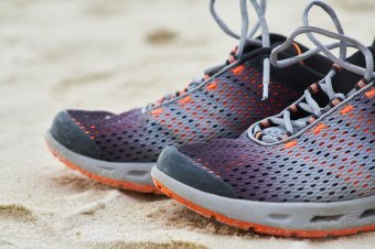 Pillanatragasztóval estek át a hatszáz lejes sportcipője javításán, ezért a fogyasztóvédelemhez fordult