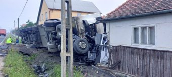 Lakóháznak csapódott egy kamion Csíkszentdomokoson