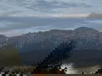 Helikopterrel oltják a Bucsecs-hegységben keletkezett bozóttüzet