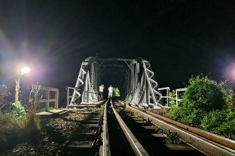 Felmászott a piaci vasúti hídra, öngyilkossággal fenyegetőzött egy fiatal Székelyudvarhelyen