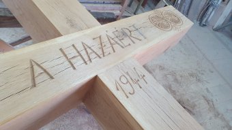 Keresztet állítanak a honvédő katonák emlékére az Óriás-tetőn