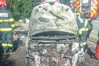 Teljesen kiégett egy autó motorháza Farkaslaka közelében