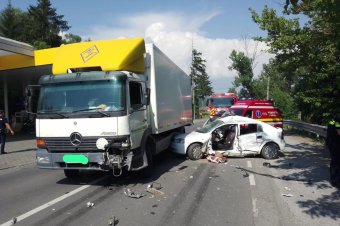 Teherautóval ütközött egy személyautó, mentőhelikoptert hívtak a helyszínre