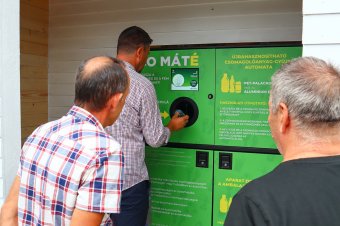 Üzembe helyezték az első visszaváltó-automatát Csíkszentkirályon