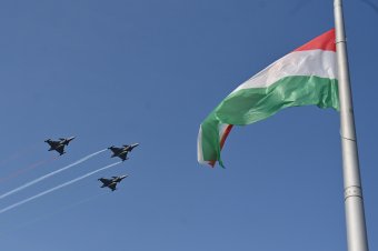 Gripenek festették a nemzeti lobogó színeit az égre Budapesten