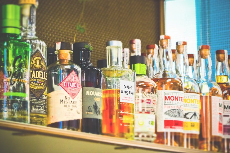 Várhatóan nő az alkohol és az üzemanyag jövedéki adója, kétkulcsos áfát vezetne be a Bolojan-kormány