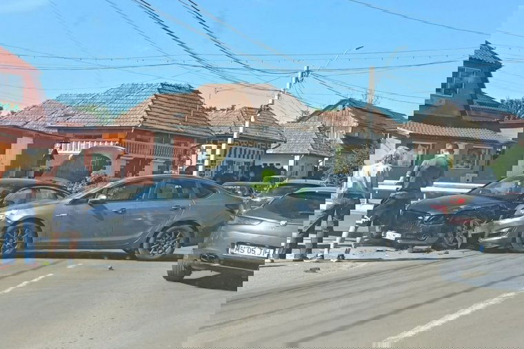 Két autó ütközött, egy férfit kórházba szállítottak