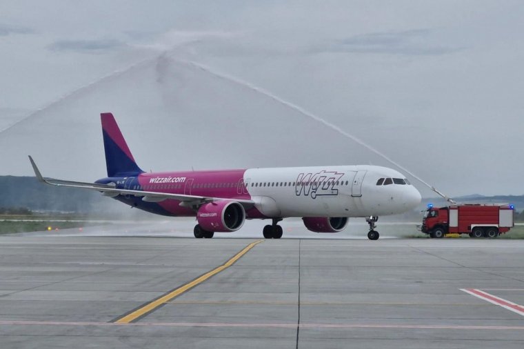 Leszállt az első, Budapestről érkező gép a brassói reptéren