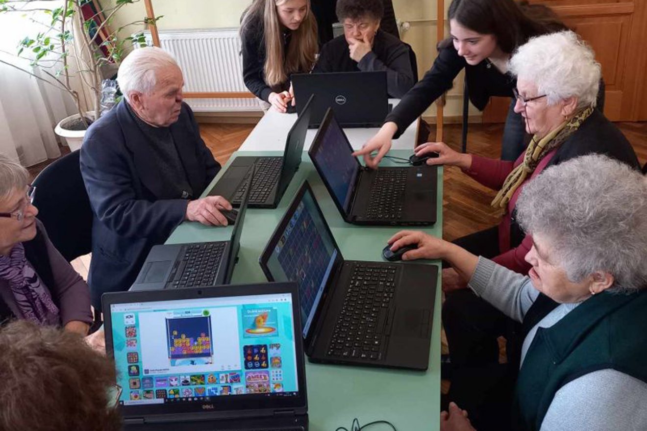A digitális világban való boldogulás nem minden korosztály számára játszi könnyedségű, ezért három éve digitális oktatásra is lehetőséget biztosítunk •  Fotó: Diakonia székelyudvarhelyi fiókszervezete