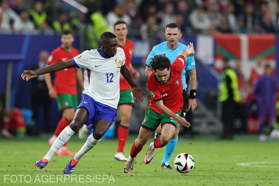 Nem bírtak egymással a kék-fehér mezes franciák és a piros portugálok a rendes játékidőben, tizenegyesekkel nyertek Randal Kolo Muaniék (12-es mez) •  Fotó: Miguel A Lopes/EPA/Agerpres