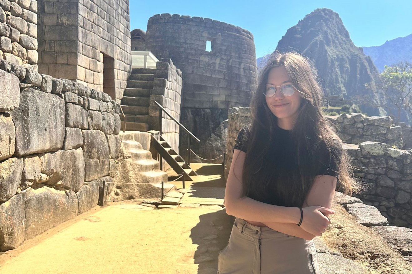 Háttérben a Nap temploma a Machu Picchun. Csak a papok és az inka birodalom legmagasabb rangú tagjai léphettek be; a papok vallási szertartásokat végeztek Inti, a napisten és Viracocha, a teremtő isten tiszteletére itt •  Fotó: Balázs Sára