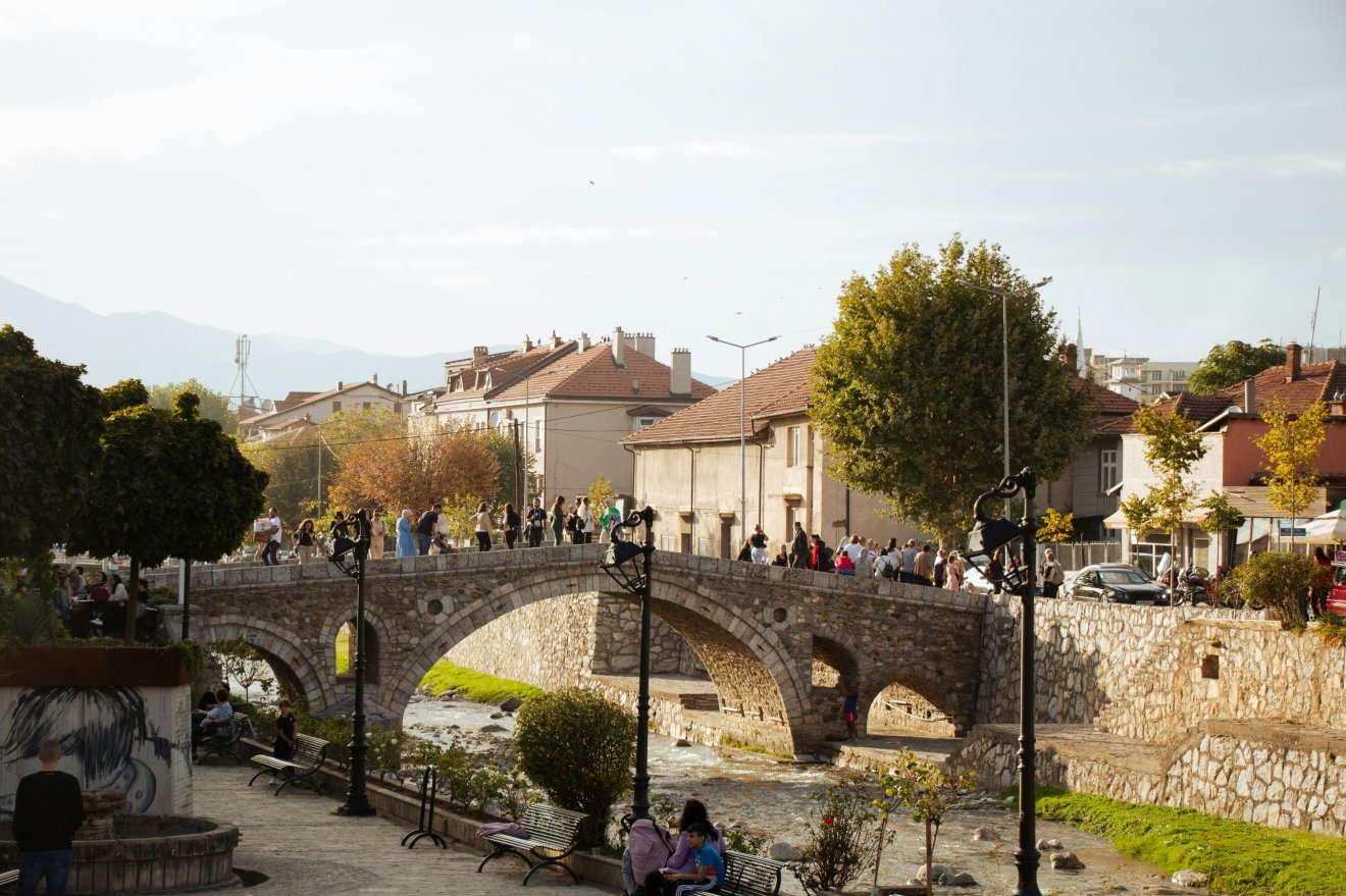 A prizreni kőhíd Prizren történelmi városban, Koszovó délnyugati részén. Az ország második legnépesebb városa •  Fotó: Sabina Kallari/Pexels