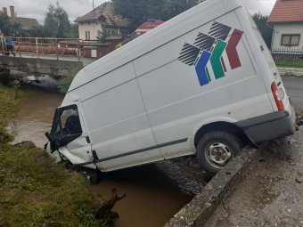 Patakban kötött ki egy furgon Gyergyóremetén