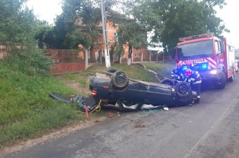 Feje tetejére állt egy autó, ketten kerültek kórházba