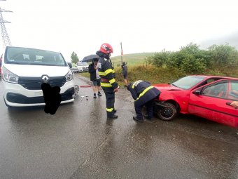 Kisbusz és személyautó ütközött Székelyszenttamáson