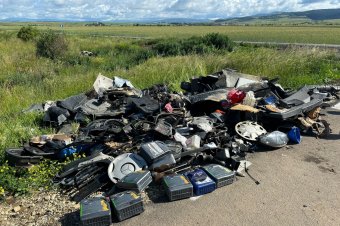 Autóbontásból származó hulladékot ürítettek az út szélére, 70 ezer lejes bírságot kaptak