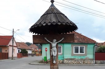 A keresztény szellemiséget hirdető útszéli keresztek