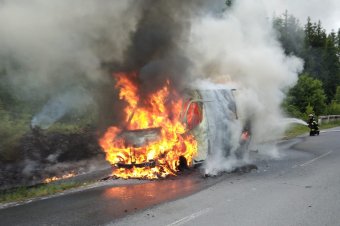 Teljesen kiégett egy furgon Csíkszentdomokos közelében