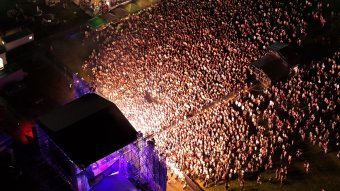 Világhírű sztárfellépő és több tízezer rajongó érkezik a Maros-partra