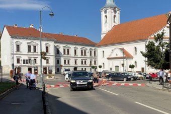 Székelyudvarhely központjában, az átjárón gázoltak el egy gyalogost