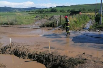 Heves esőzések után iszappal borított úttest nehezíti a közlekedést