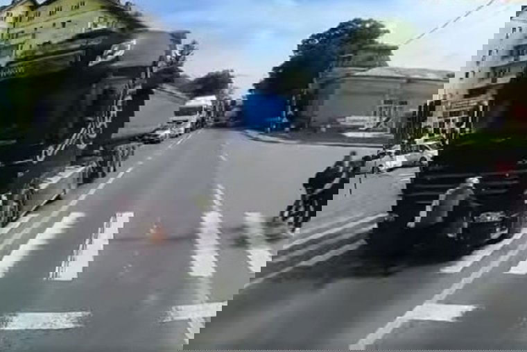 Rövidített két átjáró között, csodával határos, hogy életben maradt – videó